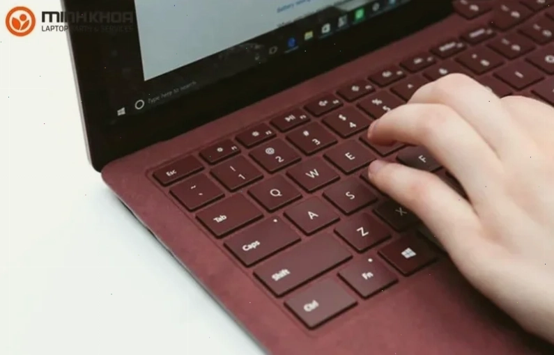 Bàn làm việc yên tĩnh với laptop đã tắt âm thanh bàn phím