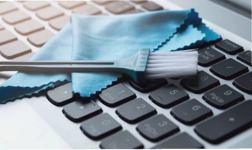 Cách vệ sinh bàn phím laptop để loại bỏ bụi bẩn