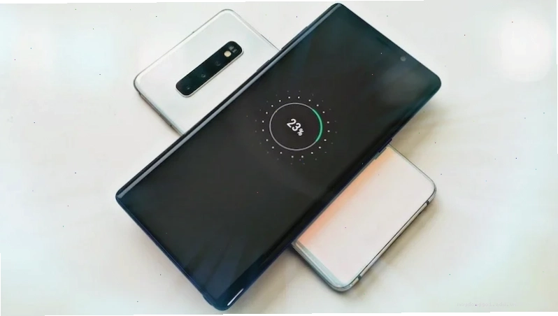 Đặt thiết bị cần sạc lên mặt sau của điện thoại Samsung