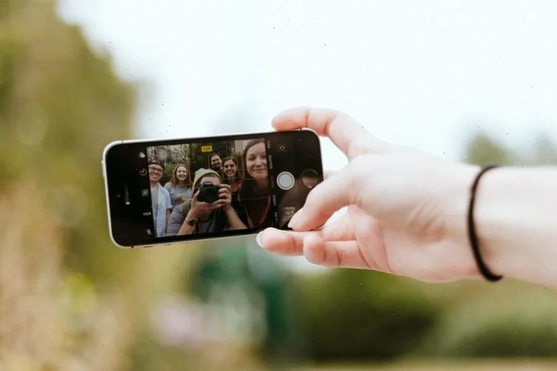 iPhone với tùy chọn tắt mirror front camera để khắc phục cách chỉnh ảnh bị ngược khi chụp camera trước