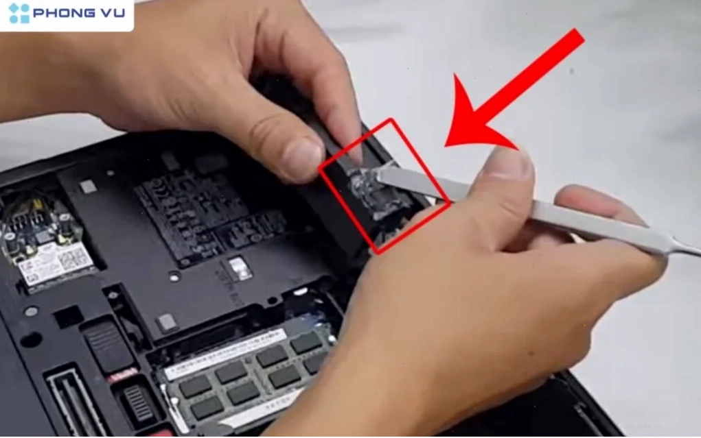 Kiểm tra cáp kết nối loa laptop khi có dấu hiệu rè không ổn định
