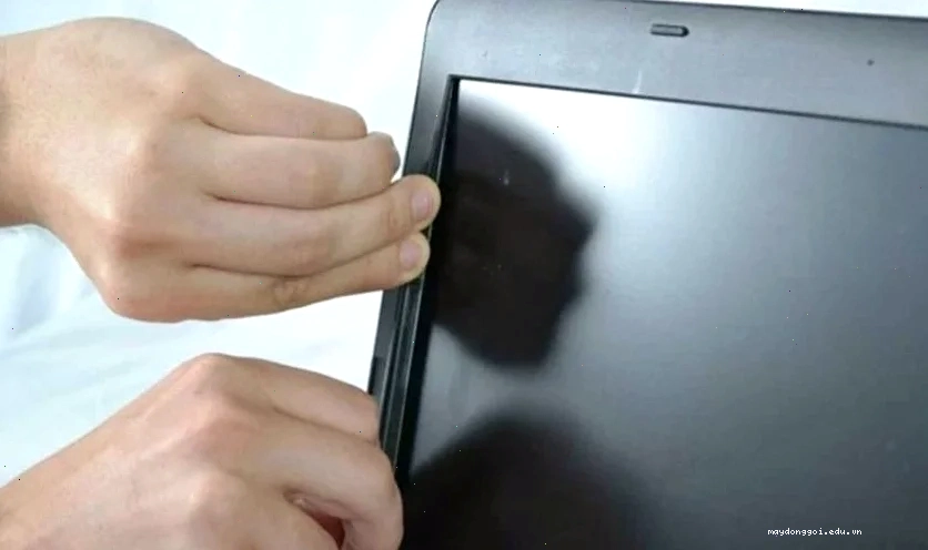 Lý do gây ra viền màn hình laptop bị hở bong keo