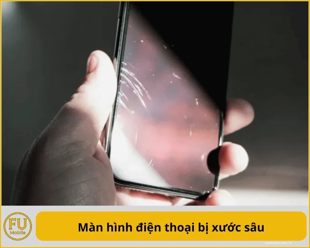 Màn hình điện thoại bị xước sâu cần được xử lý khẩn cấp