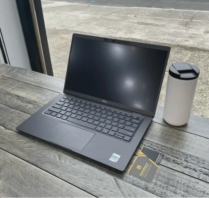 Máy tính laptop bị sập nguồn khi rút sạc có sao không