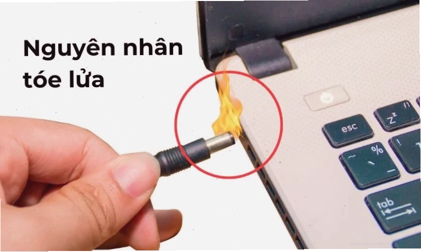 Nguyên nhân cắm sạc laptop bị tóe lửa khi cắm sạc vào nguồn điện