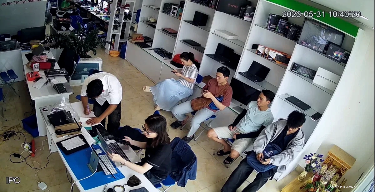 sạc laptop cắm vào có tia lửa điện