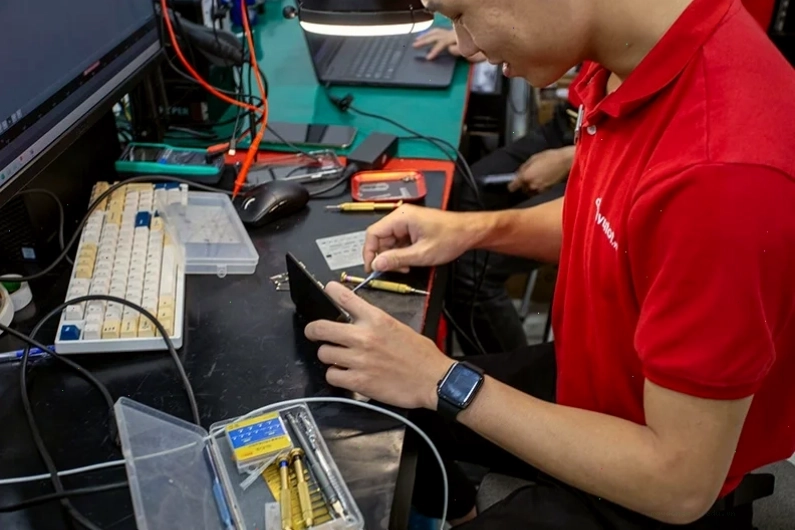 Sửa điện thoại bị sọc màn hình chính hãng, uy tín tại Hà Nội