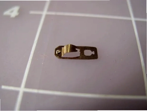 Thanh kim loại vòng cung bên trong switch chuột cần được điều chỉnh