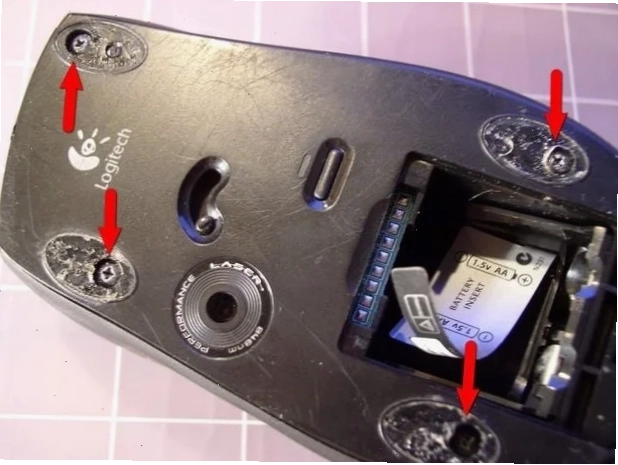 Tháo rời các bộ phận của chuột để tiến hành sửa chữa