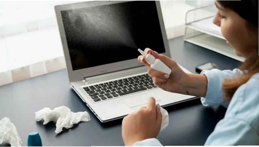 Vệ sinh bàn di chuột bằng giấy khô để sửa lỗi chuột tự động di chuyển trên màn hình
