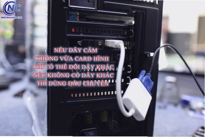 Vệ sinh chân card màn hình trên mainboard