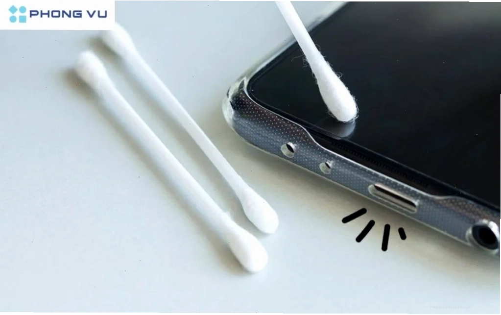 Vệ sinh cổng sạc là bước quan trọng khi điện thoại sạc pin không vào