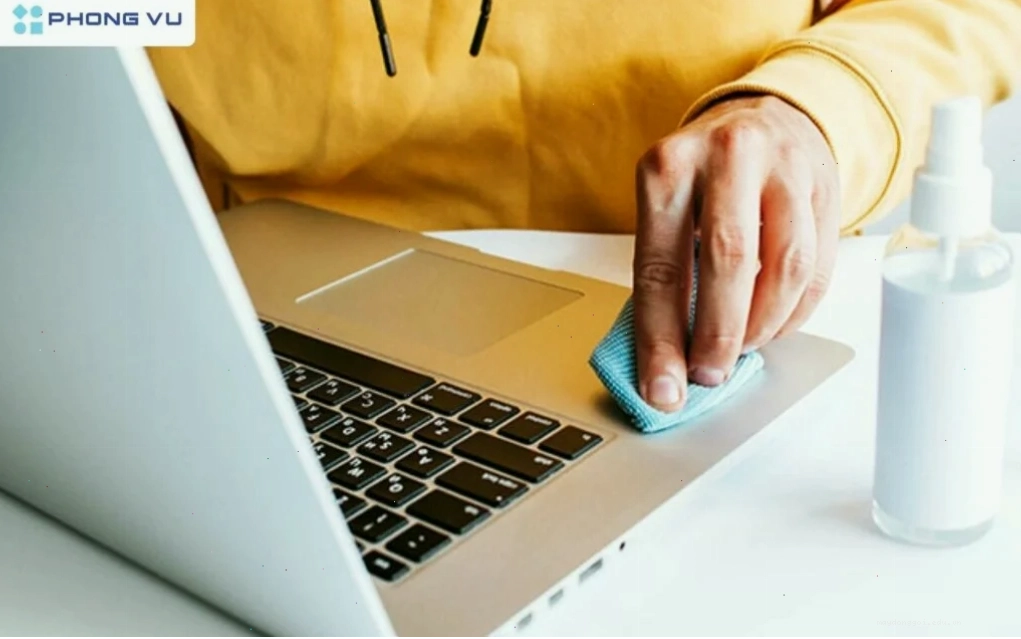 Vệ sinh loa laptop định kỳ để tránh bụi bẩn gây rè