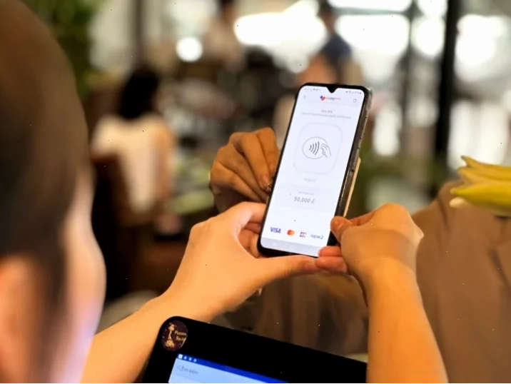 VNPAY SoftPOS sử dụng công nghệ NFC trên điện thoại Android để giúp chủ doanh nghiệp thực hiện thanh toán một cách nhanh chóng và tiện lợi.