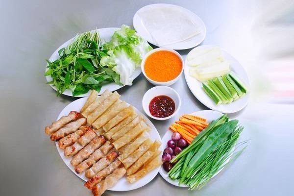 Nha Trang được biết đến với nhiều món ăn vùng biển đặc sản nhưng lại xuất hiện lạ lẫm với nem nướng